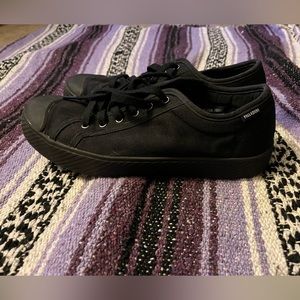 Palladium unisex black canvas shoe. Size Men’s 8.5 or Women’s 10. Worn once.